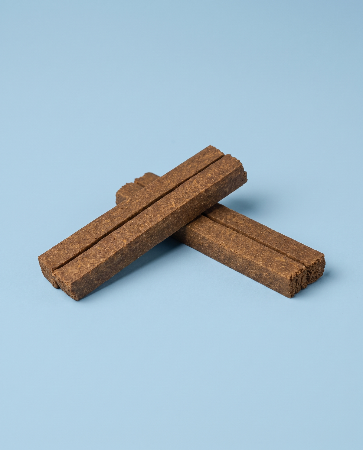 Sfeerfoto: Take & Break met vis tegen een lichtblauwe studioachtergrond