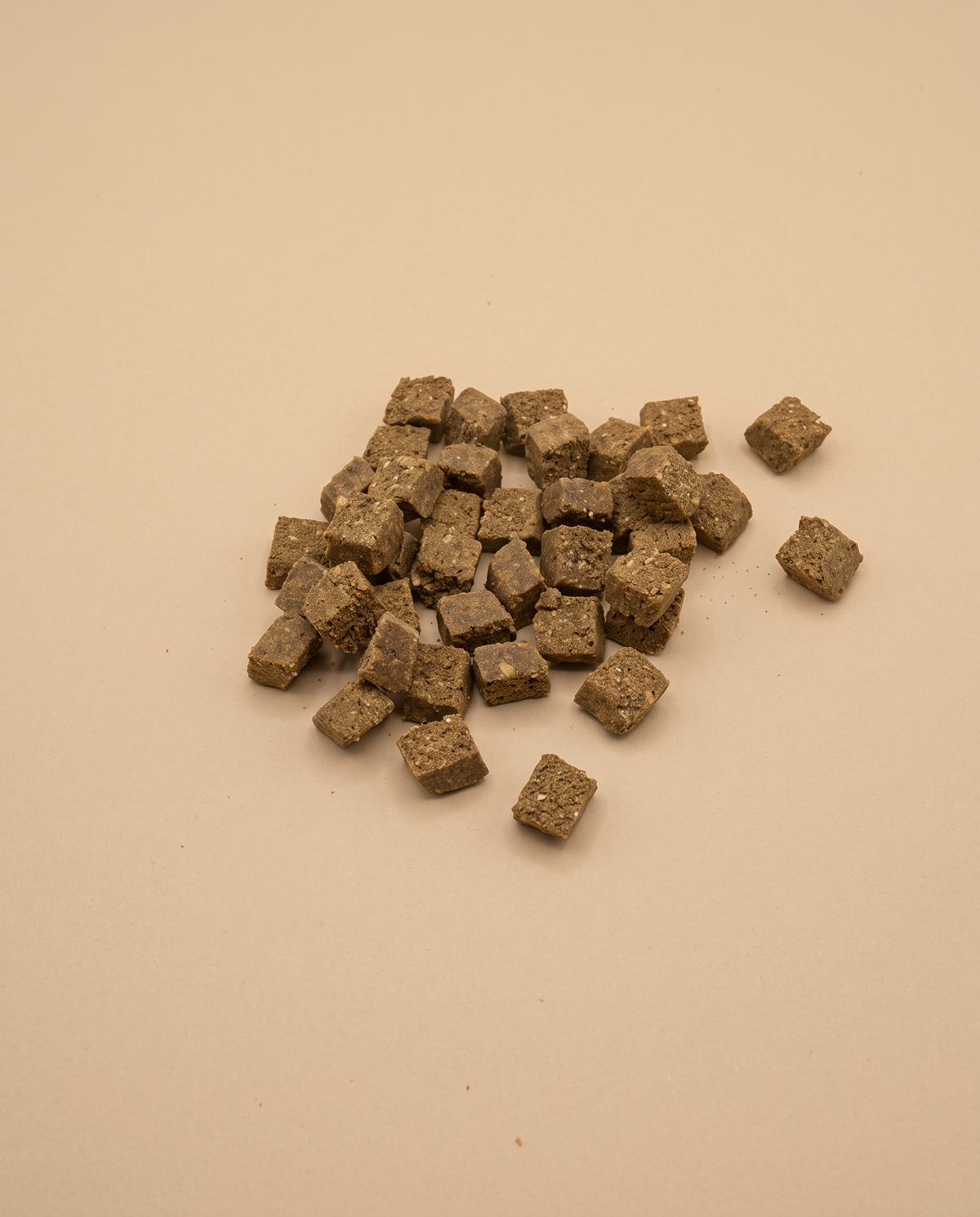 Sfeerfoto: kleine hoeveelheid trainers met lam (200 gram), tegen een zandkleurige studioachtergrond