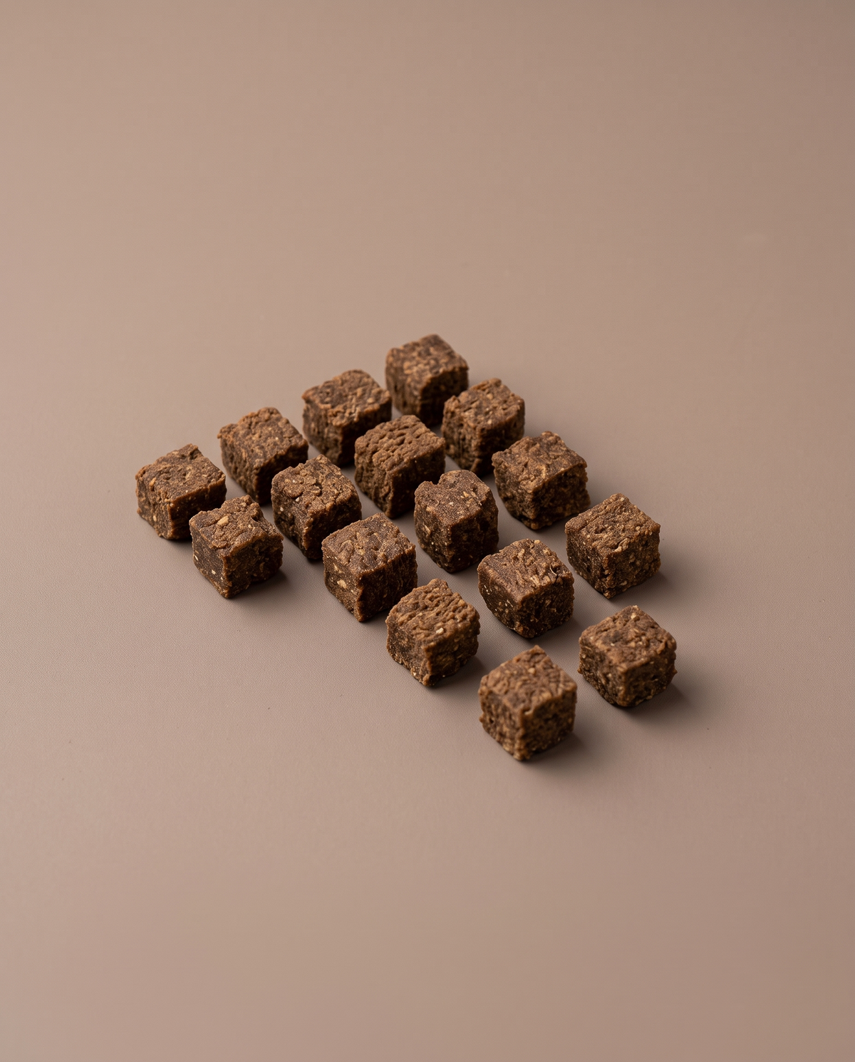 Sfeerfoto: kleine hoeveelheid mini trainers met rund (200 gram), tegen een warmtaupe studioachtergrond