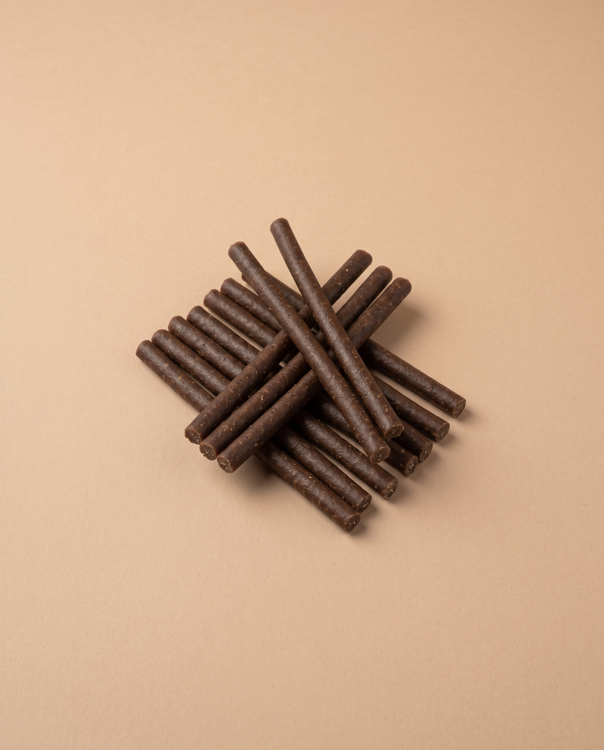 Sfeerfoto: klein aantal mini sticks met eend (10 stuks), tegen een beige studioachtergrond