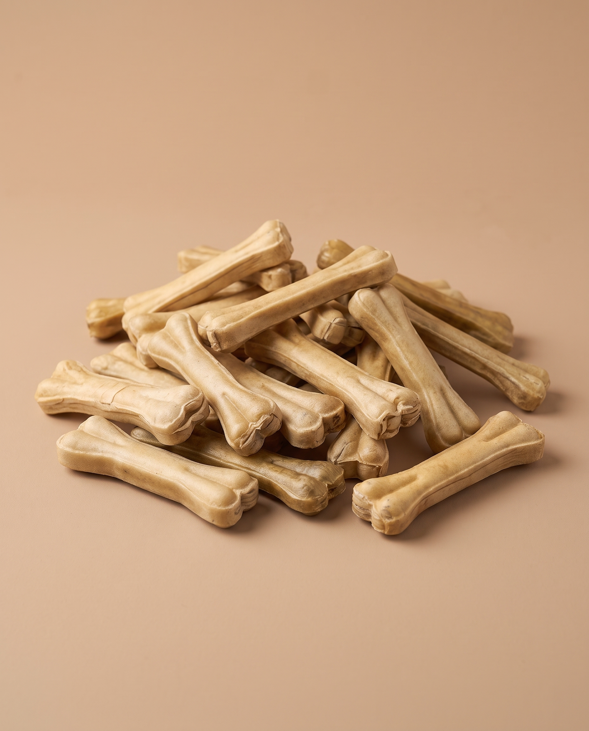 Sfeerfoto: grote hoop geperste botten met eend (10CM, 20 stuks), tegen een beige studioachtergrond