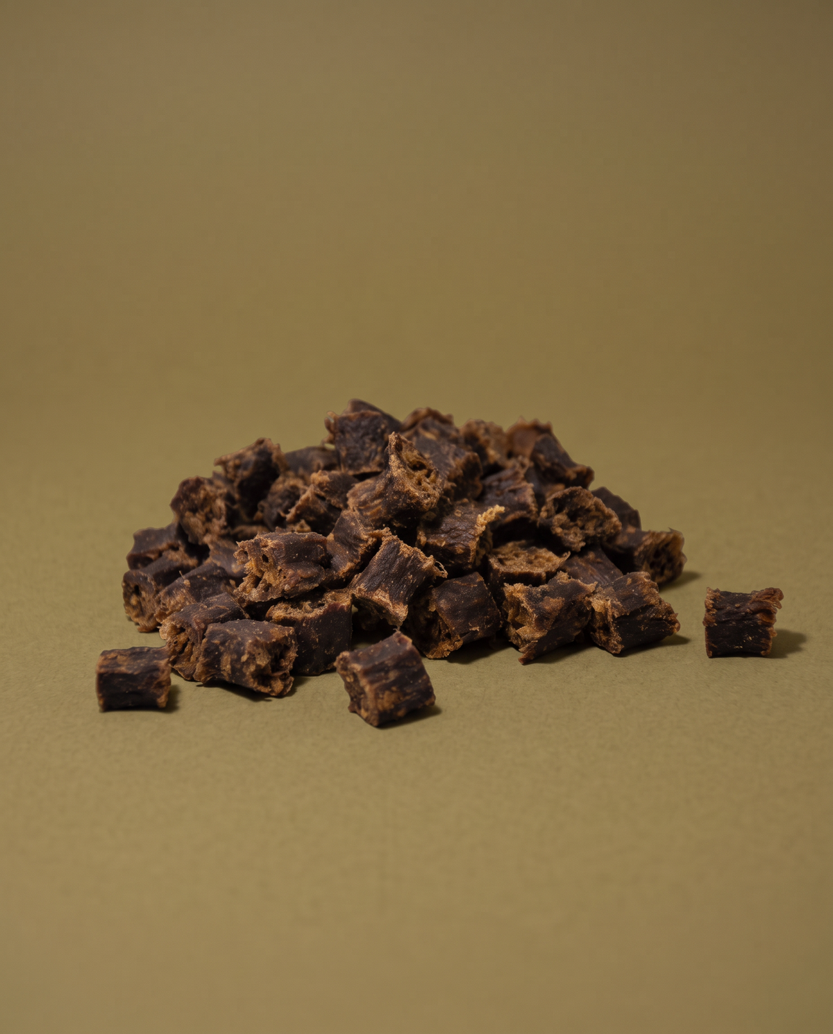 Sfeerfoto: Softies Wildzwijn (100 gram), tegen een olijfbruine studioachtergrond